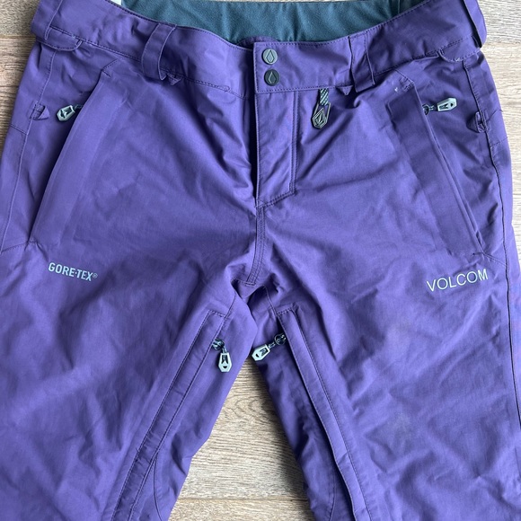 Women’s Volcom Gortex snowboard pants. Size medium. Purple - Picture 2 of 4